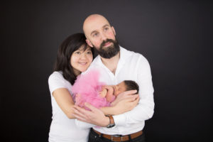 Shooting photo d'une famille et son bébé en tutu rose