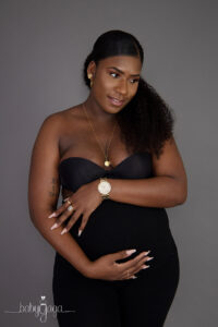 Photo de maternité d'une femme enceinte habillée en noir
